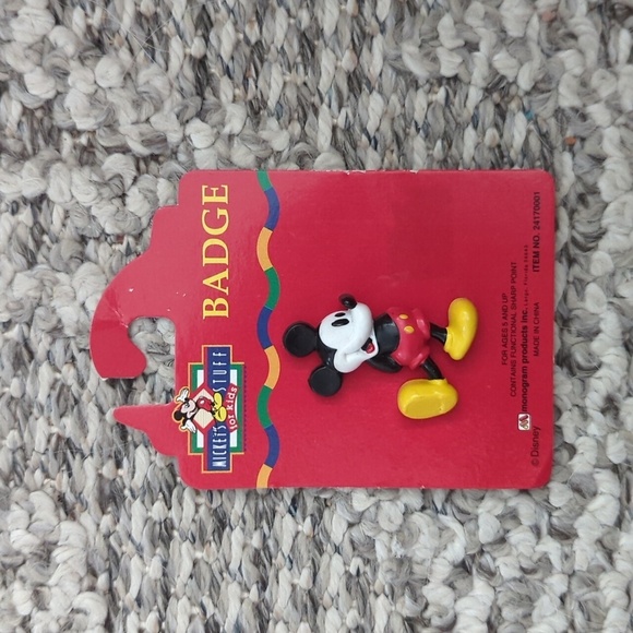 NWT Classic Vintage Mickey Mouse kids pin. Disney pin. Mickey Mouse. - Picture 1 of 3